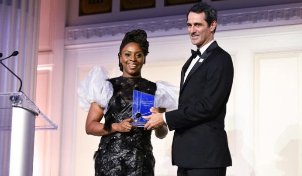 Chimamanda Ngozi Adichie has been presented an award by the Action Against Hunger organisation for her fight against hunger and malnutrition.
