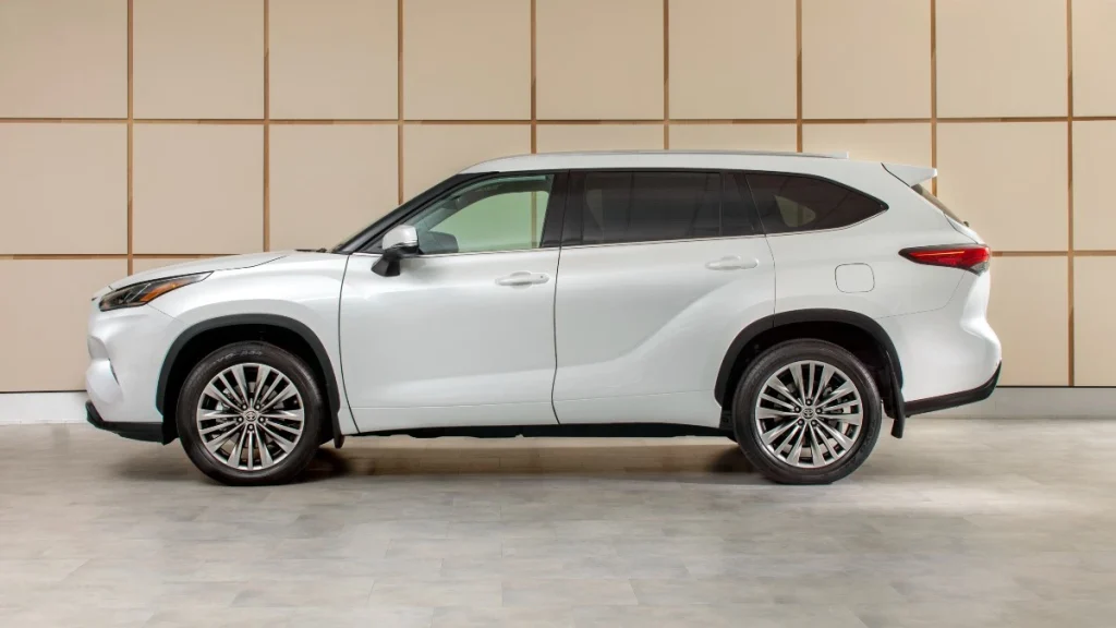 Side view of the 2023 Toyota Highlander