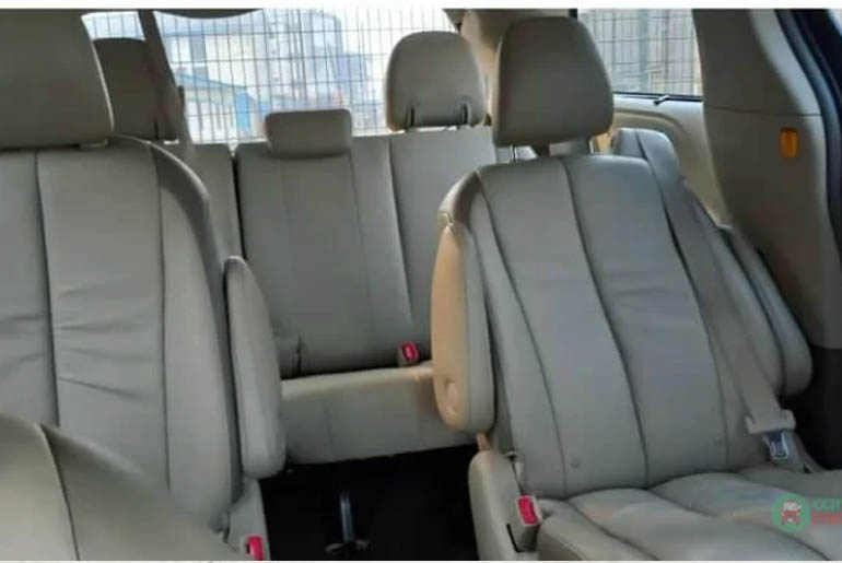 Toyota Sienna xle interior