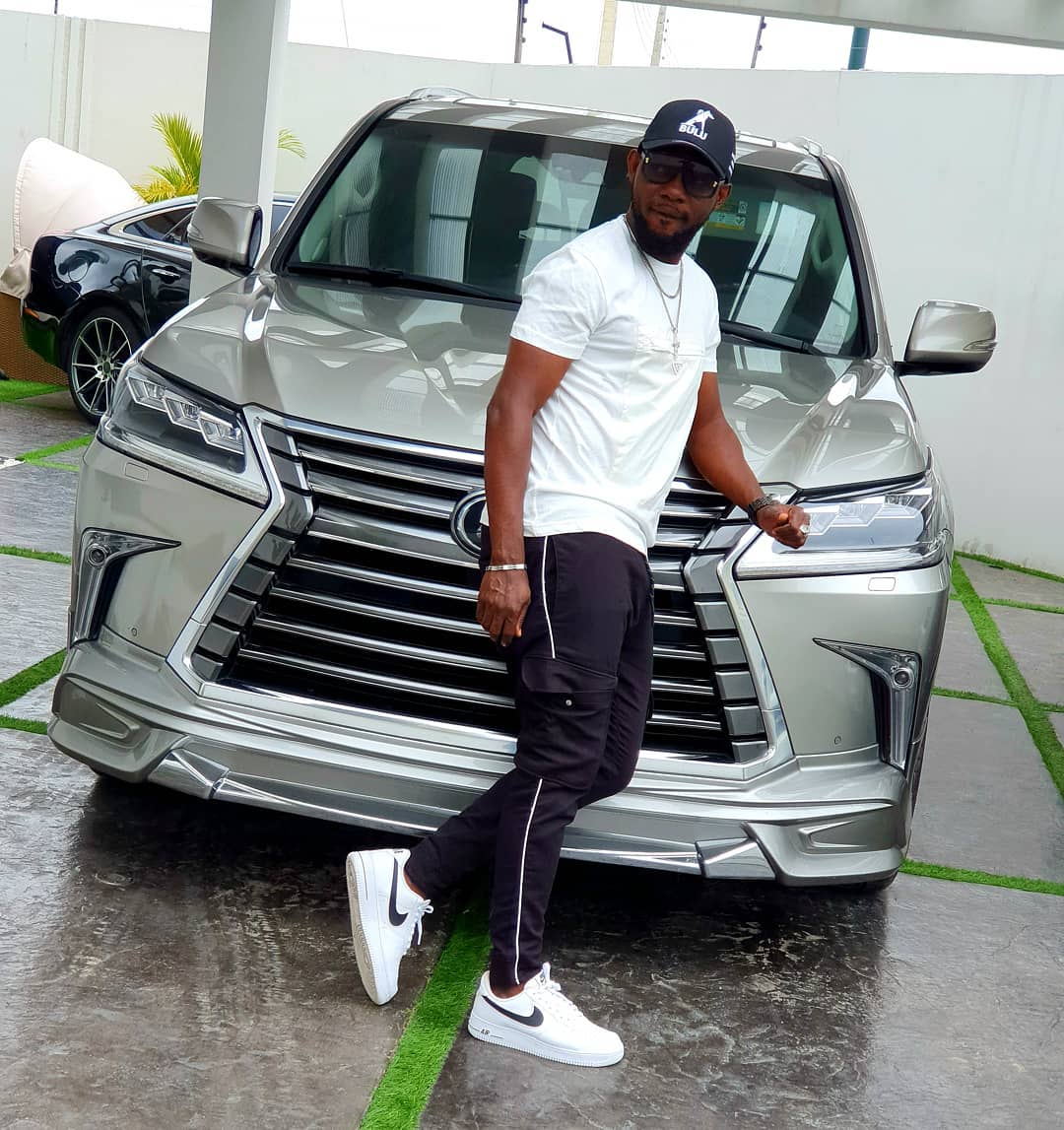 ay-comedian Lexus LX570