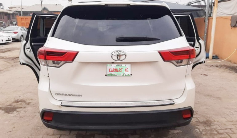 20218 Toyota Highlander back view