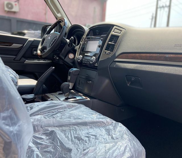 2022 Mitsubishi Pajero  interior