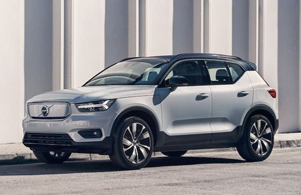 2022 VOLVO XC40