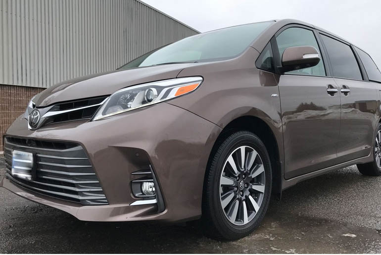 2018 Toyota Sienna tire view