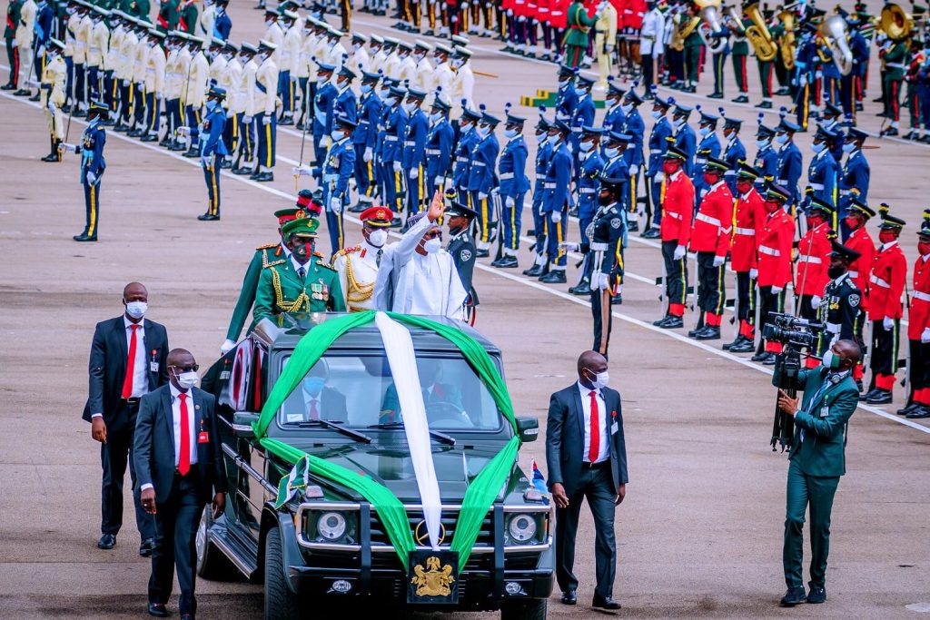 Buhari Arrived at Abuja Eagles Square In a Mercedes-Maybach G650 Landaulet