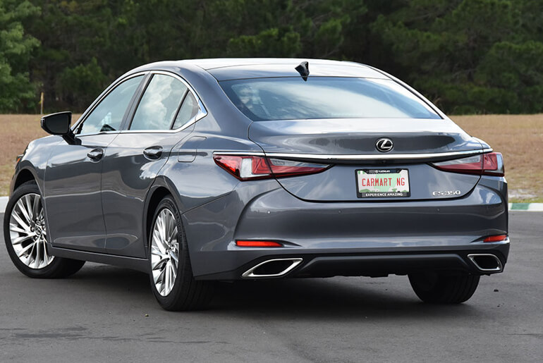 2020 Lexus ES back view