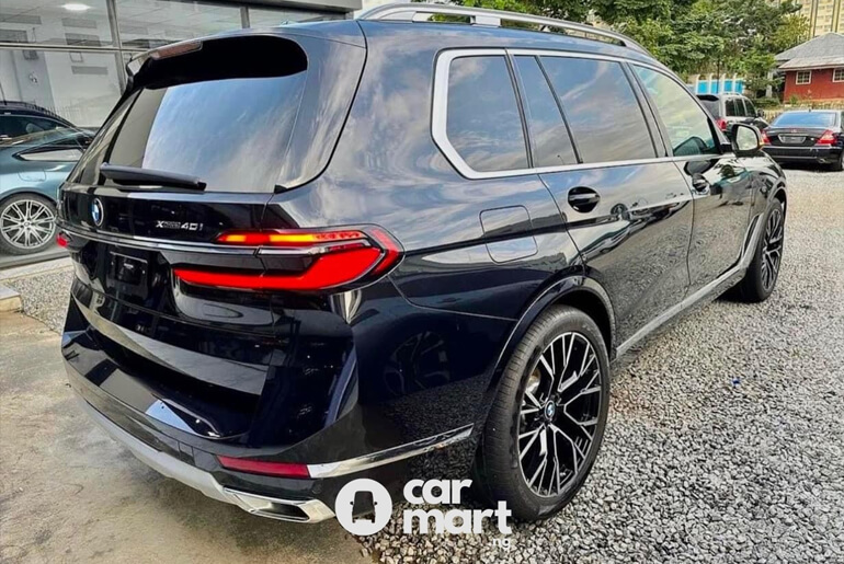 Brand new 2023 BMW X7 side view