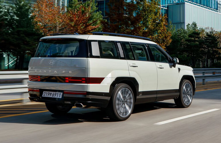 2024 Hyundai Santa Fe's back view