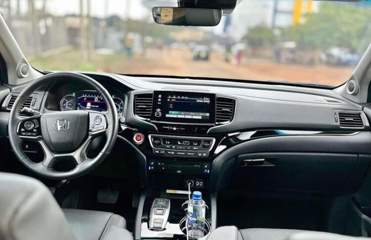 2023 Honda Pilot interior