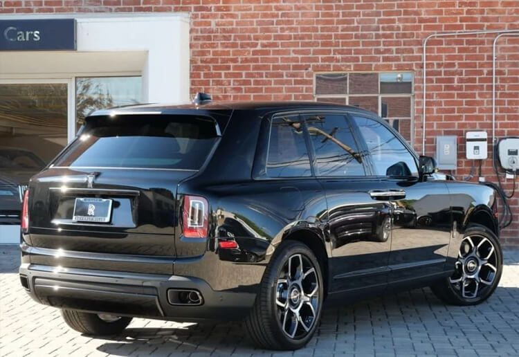 2024 rolls-royce cullinan back view