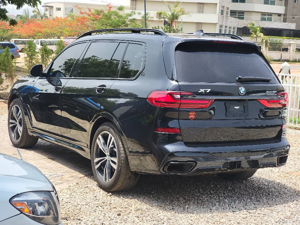 2022 BMW X7 back view