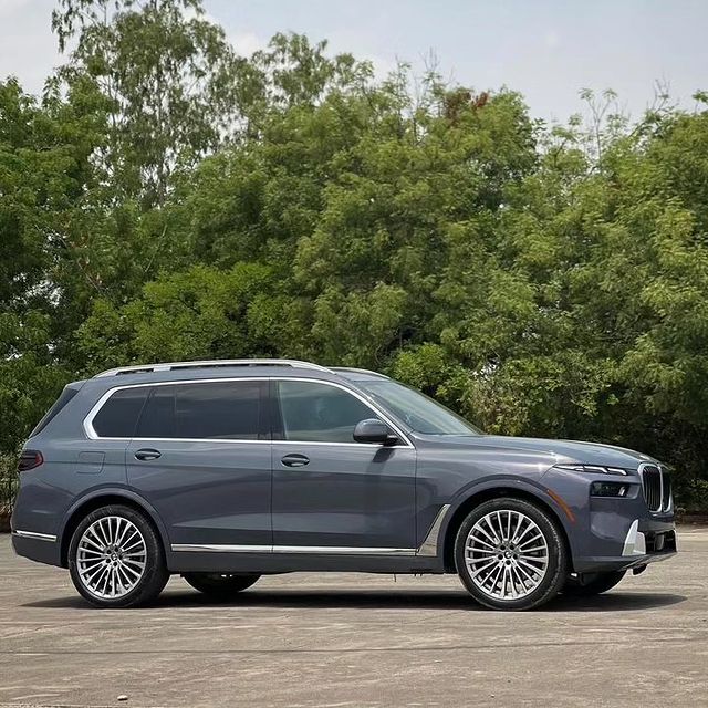 2024 BMW X7 XDrive 40i side view