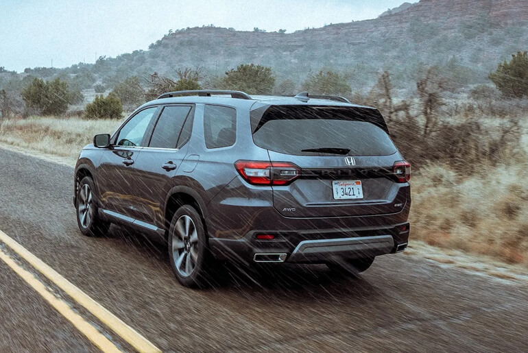 2024 Honda Pilot back view