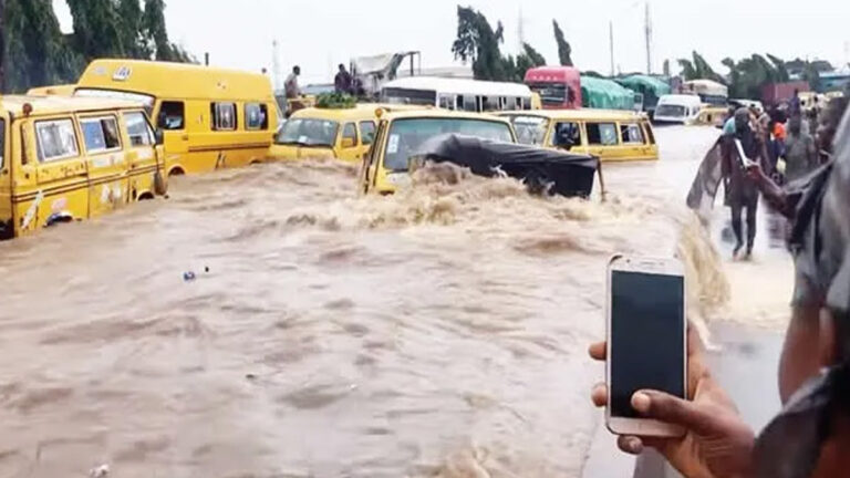 Lagos-Ogun Joint Effort To Tackle The Lagos-Abeokuta Expressway Flood Affecting Drivers 