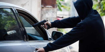 How to protect yourself and car from traffic robbers