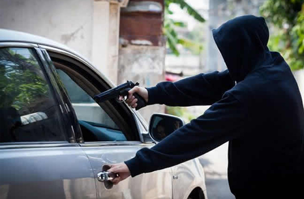 How to protect yourself and car from traffic robbers