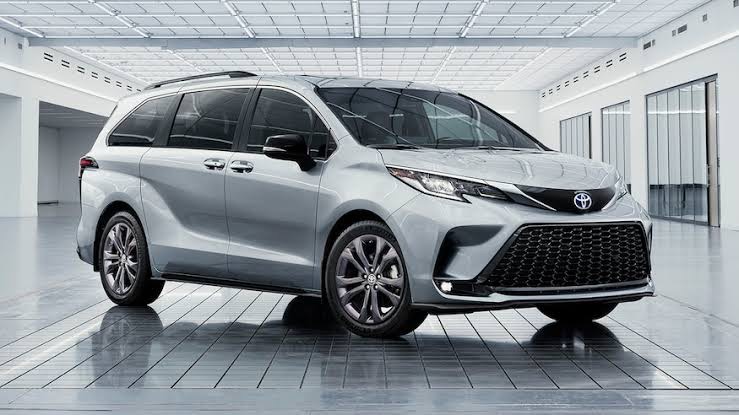 An image showing the picture of a 2023 Toyota Sienna.