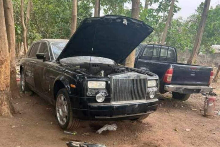 The Moment A Rolls-Royce Was Spotted At A Roadside Mechanic Shop