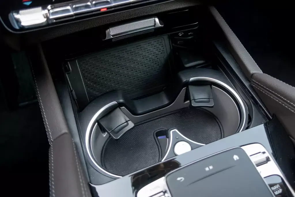 2020 GLS 450 Cup Holder & Wireless Charging Port