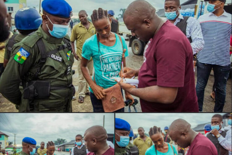 Man rewards a lady with N500k for her calmness after his car accidentally splashes water on her