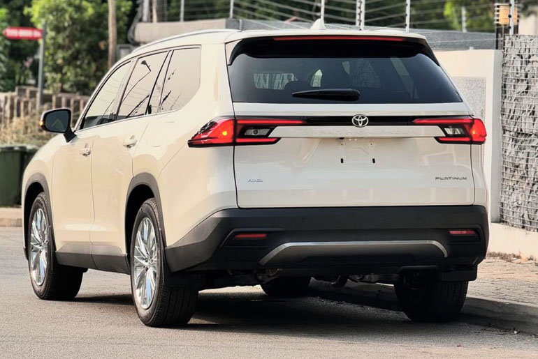 TOYOTA HIGHLANDER PLATINUM 2024 back view