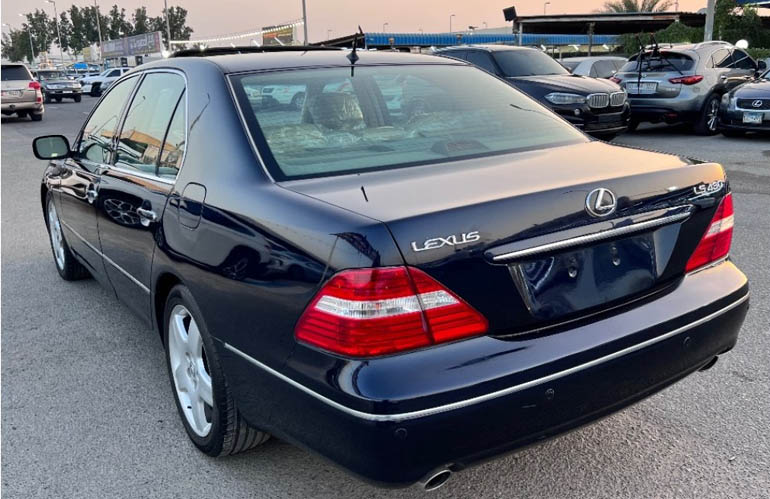 2004 Lexus LS back view