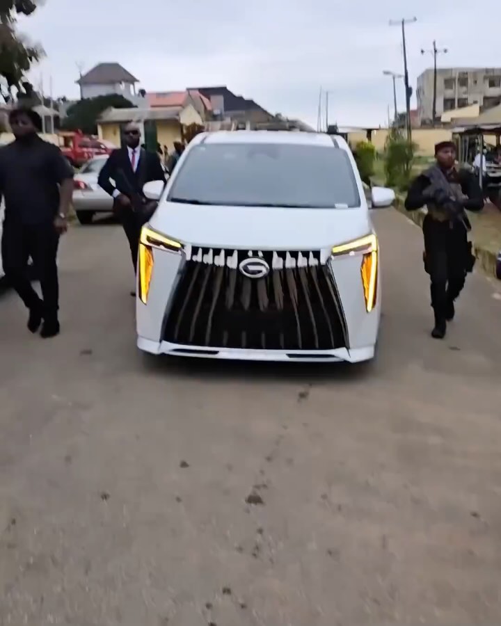 Davido abandoned his exotic cars, make first appearance with the 2024 GAC GN8 gifted at Chivido2024, Fans call him 002,0Y2