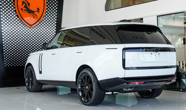 Back view of 2024 Range Rover Vogue