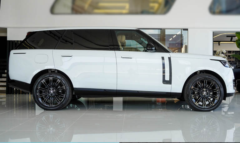 Side view of 2024 Range Rover Vogue